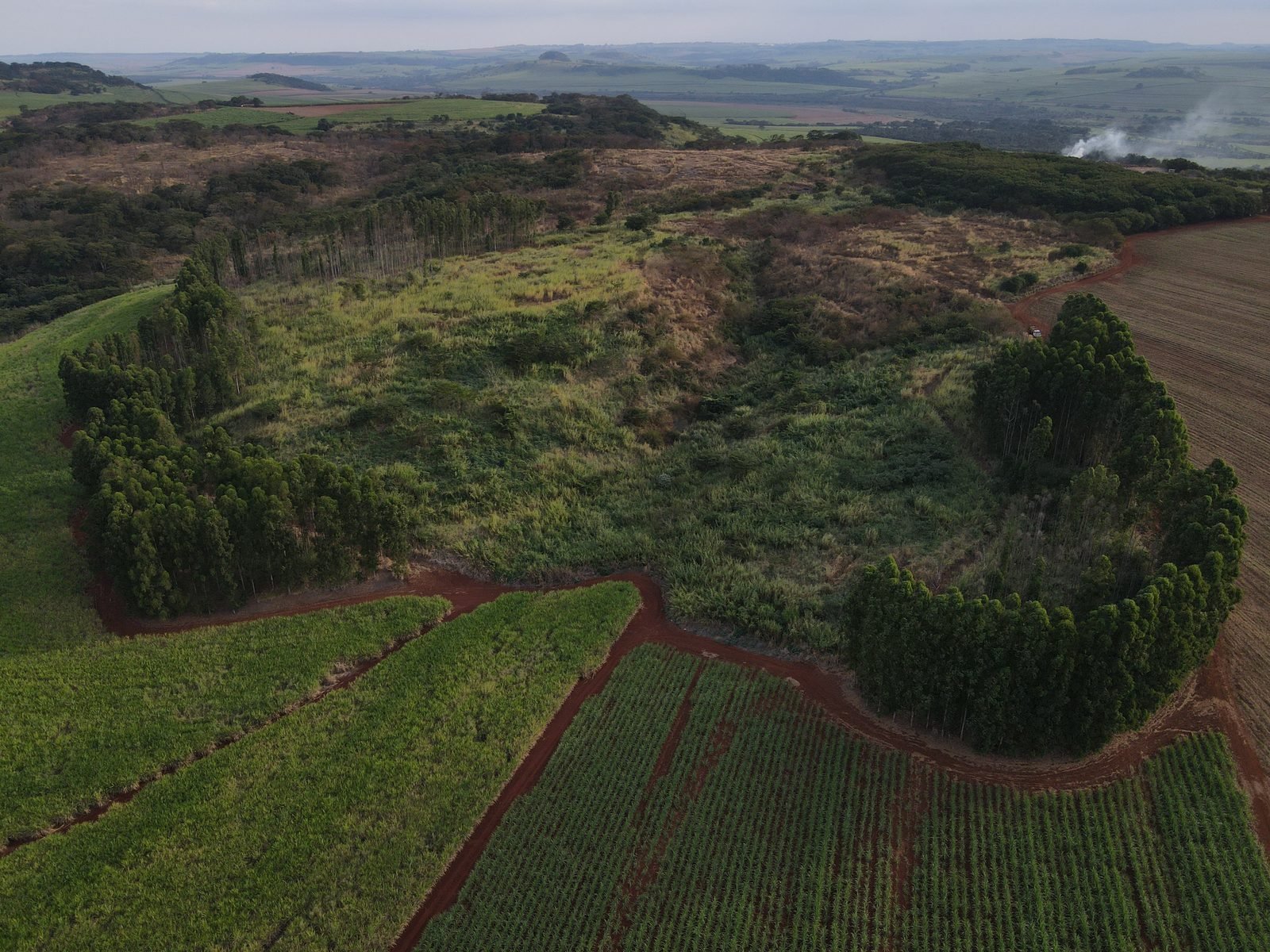 Vista aérea de drone de área rural avaliada para implantação de aterro de resíduos da construção civil